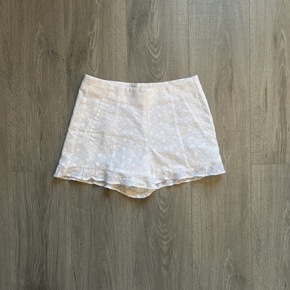 Women’s 1.State White Stitch Front Ruffle Shorts (4)